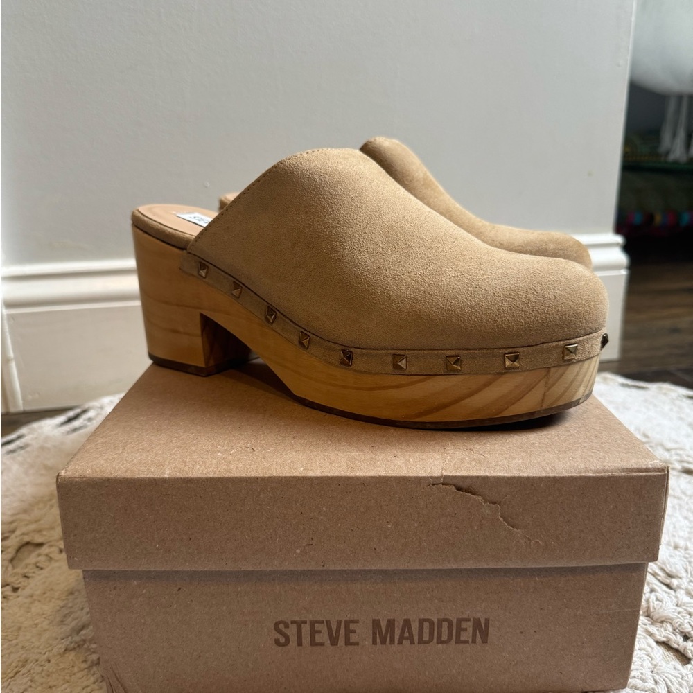 NEW AND NEVER WORN. Steve Madden Brooklyn-1 Taupe Suede Clogs